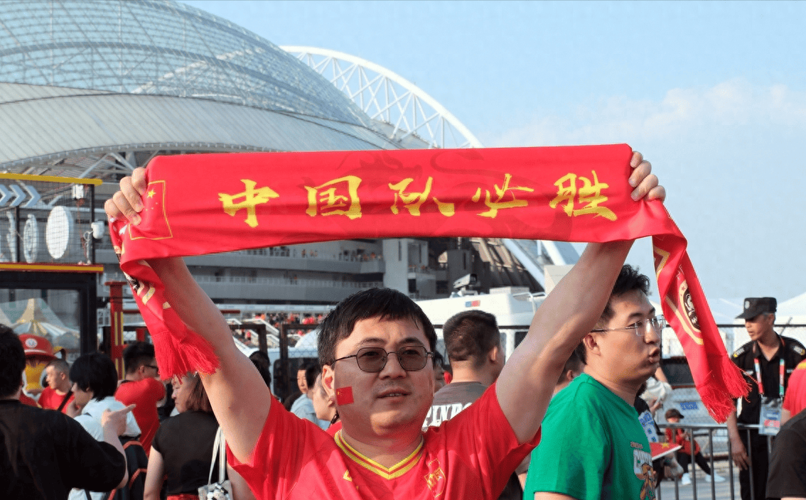 大赛中中国队表现抢眼，引发球迷关注